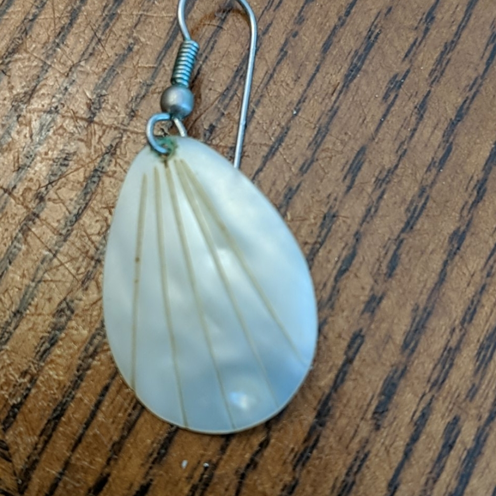 Vintage Shell Earrings - Picture 2 of 5